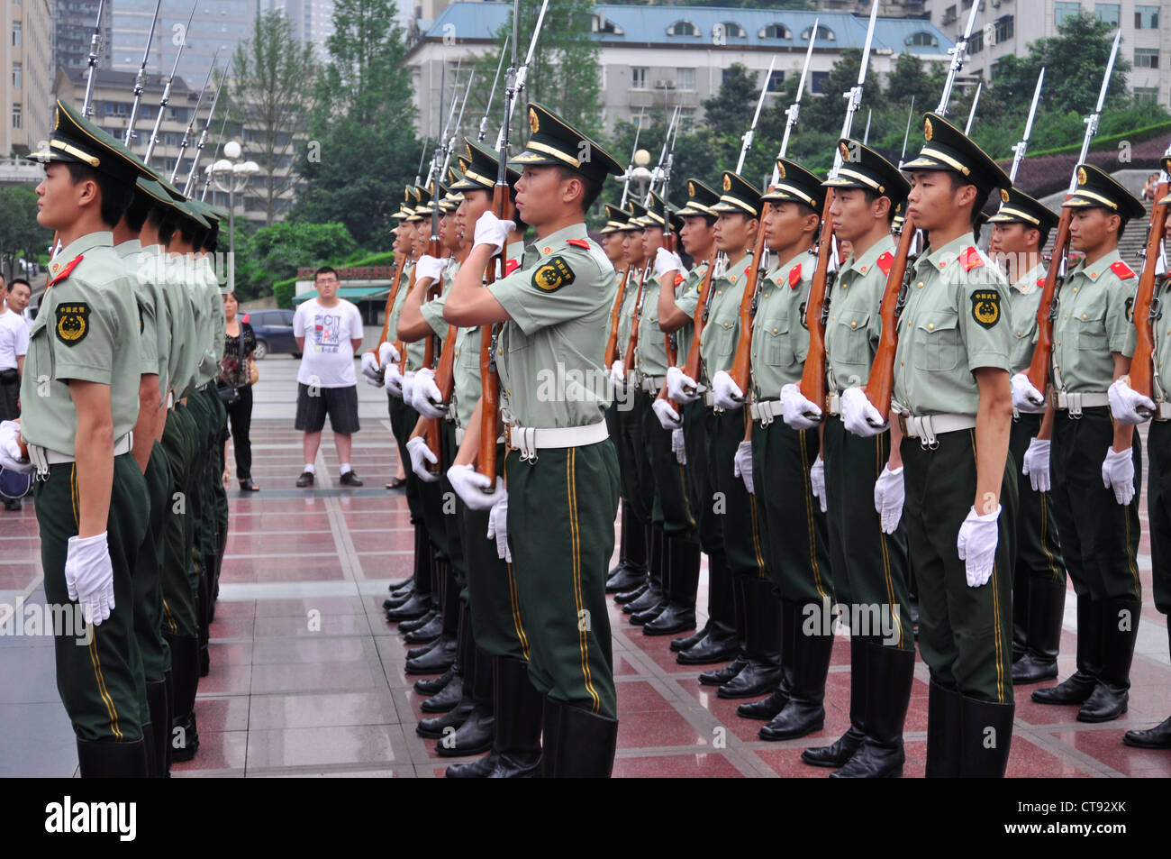 La police armée chinoise à la place du peuple de Chongqing à Chongqing, Chine. Banque D'Images