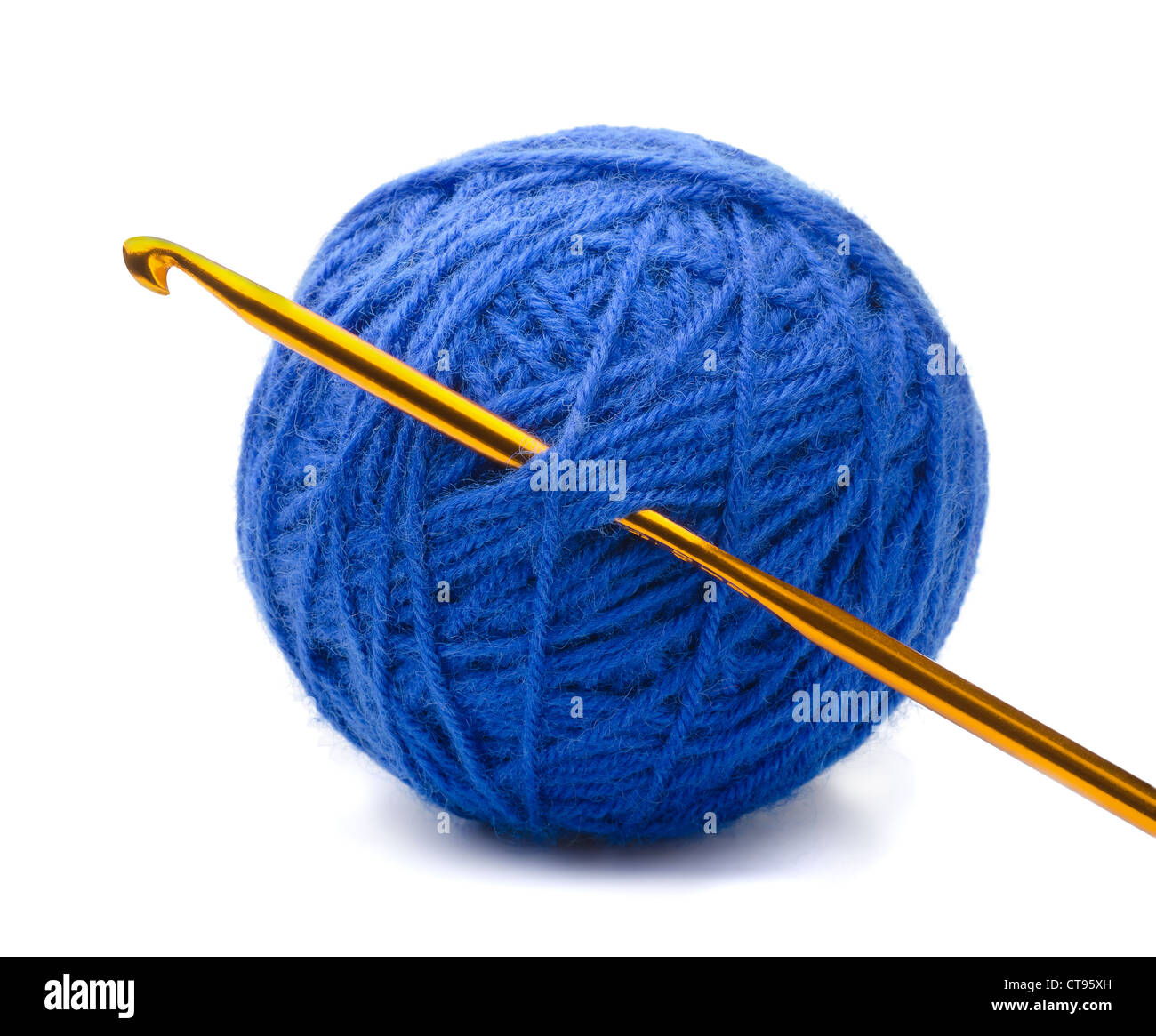 Pelote de fil bleu et crochet isolated on white Banque D'Images