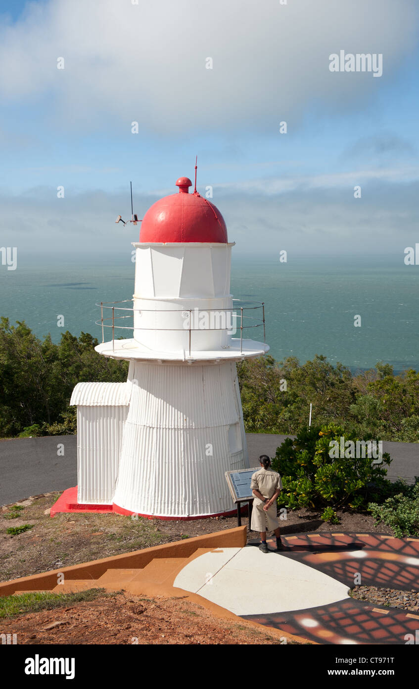 Le phare historique sur la colline herbeuse à Cooktown fourni déjà le capitaine Cook avec une large perspective sur la côte et la rivière Banque D'Images