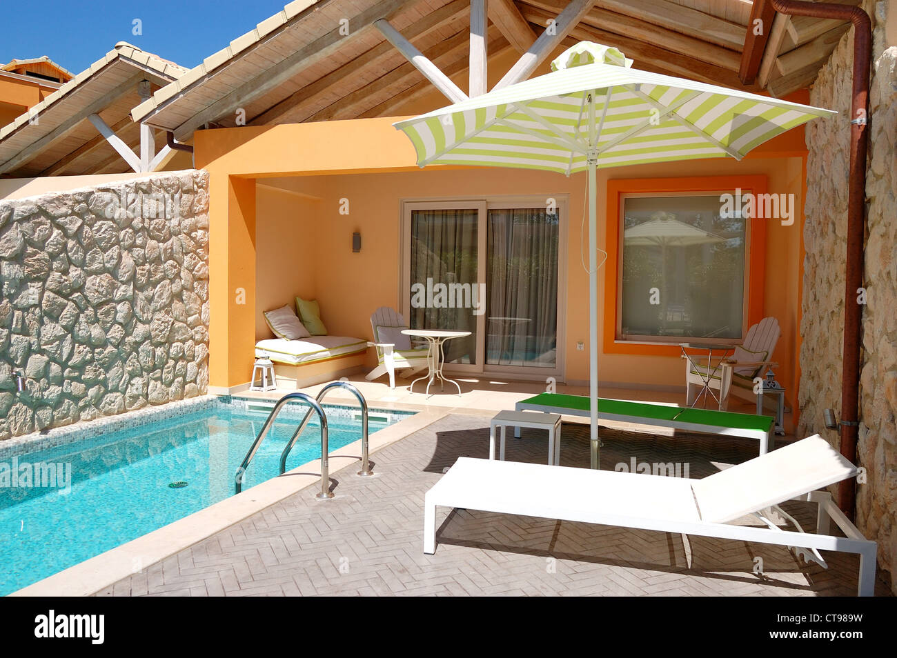 Piscine extérieure à villa de luxe, Piérie, Grèce Banque D'Images