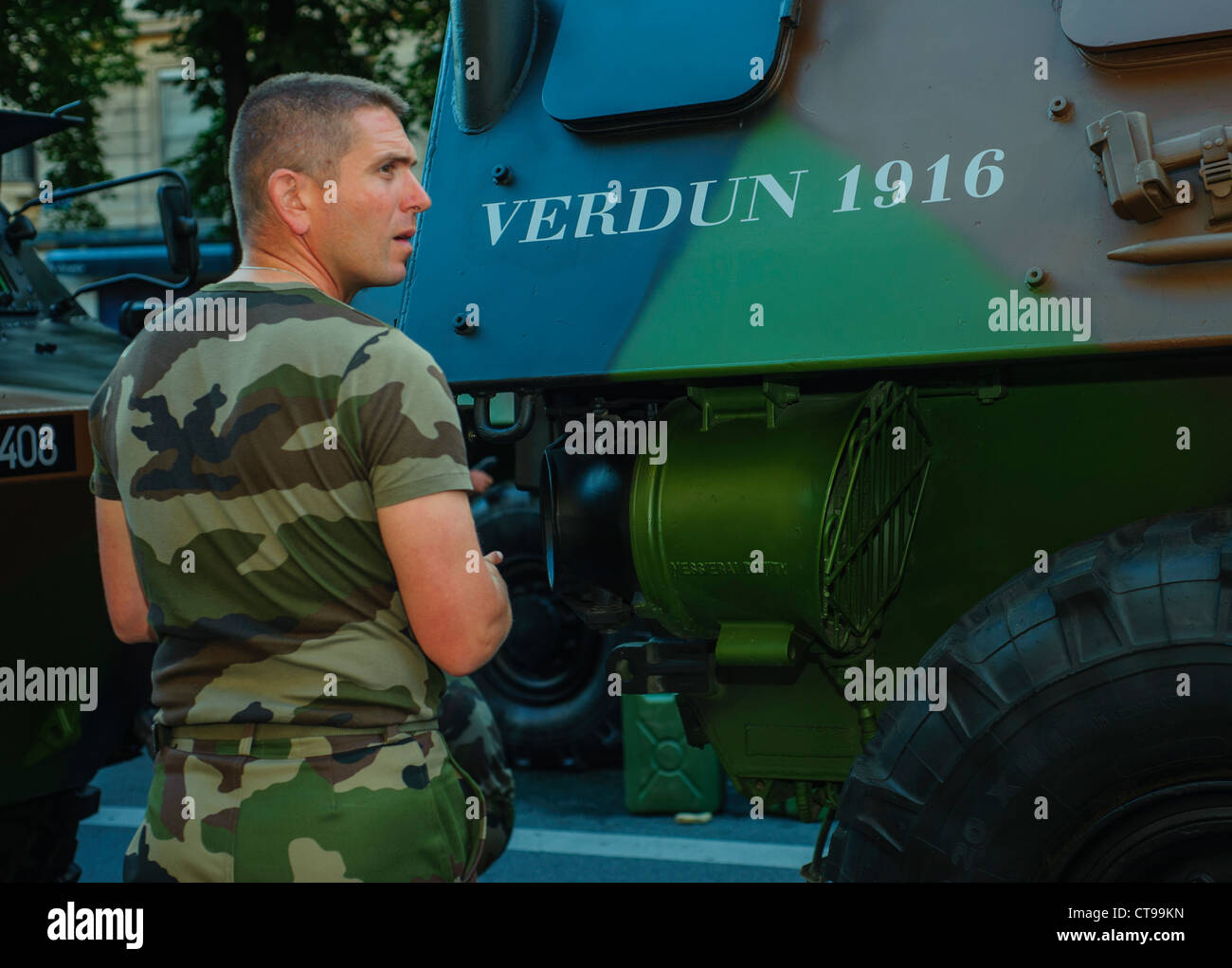 Paris, France, événements publics, Bastille Day Celebration 14 juillet Défilé militaire, sur les Champs-Élysées. La préparation à l'armée française pour réservoir de parade. Banque D'Images