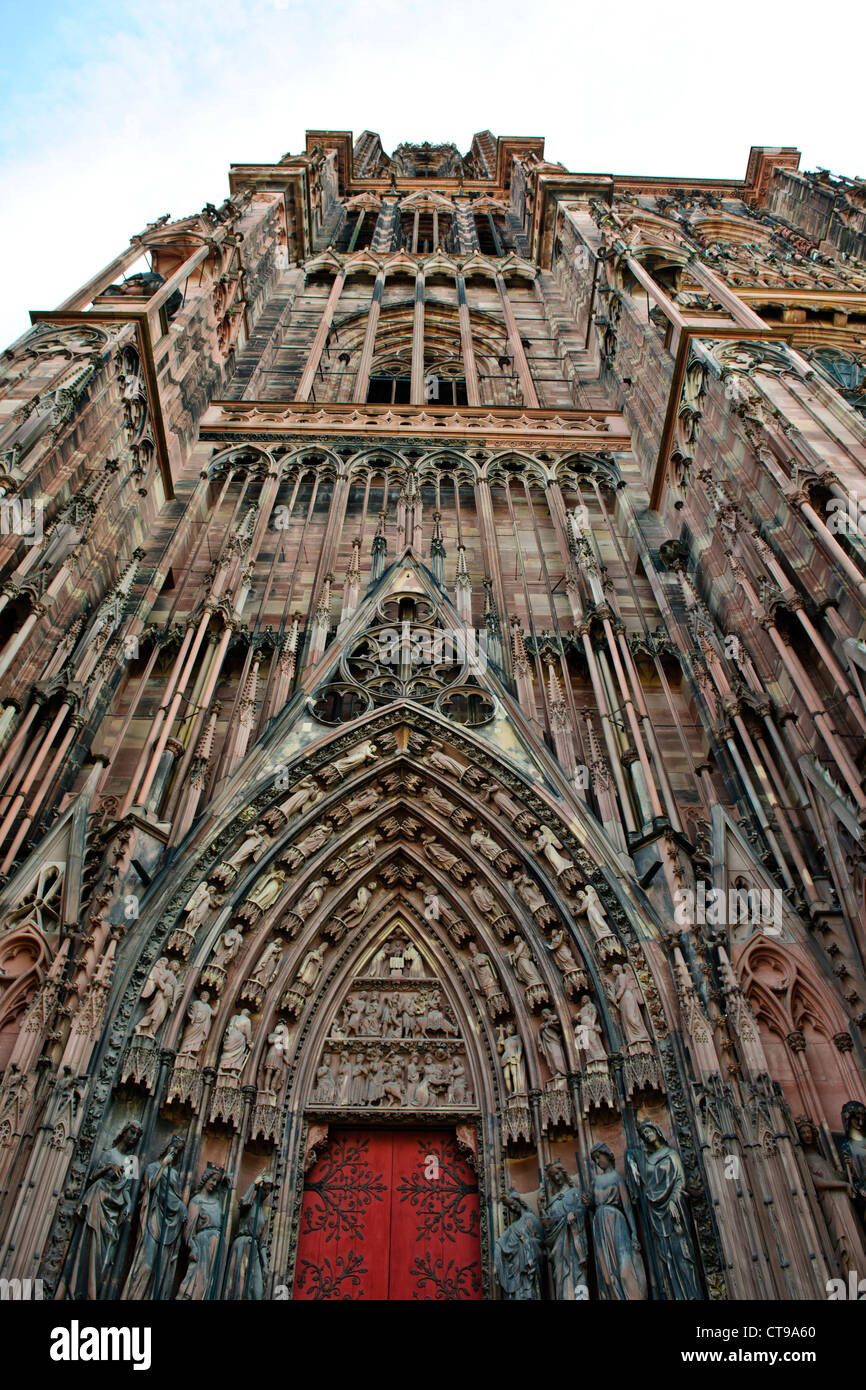 La cathédrale de Strasbourg,Erwin von Steinbach est crédité pour les importantes contributions de 1277 à sa mort en 1318, à 142 mètres,466 ft Banque D'Images