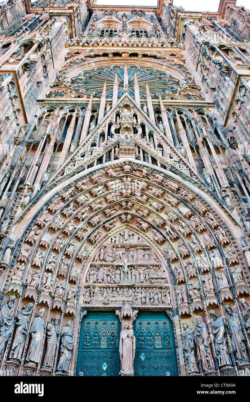La cathédrale de Strasbourg,Erwin von Steinbach est crédité pour les importantes contributions de 1277 à sa mort en 1318, à 142 mètres,466 ft Banque D'Images