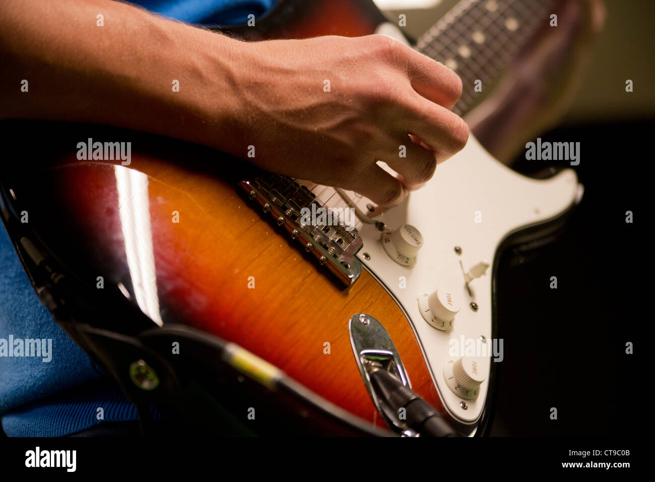 L'homme jouer de la guitare avec ses doigts osseux Banque D'Images