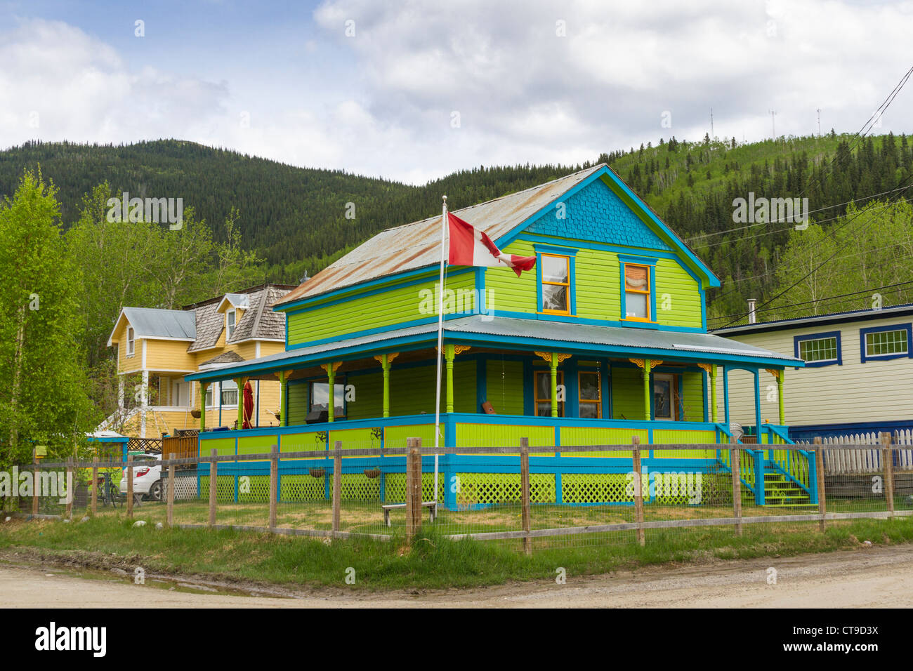 Bâtiments colorés et drapeau du Canada dans la région de Dawson City Banque D'Images