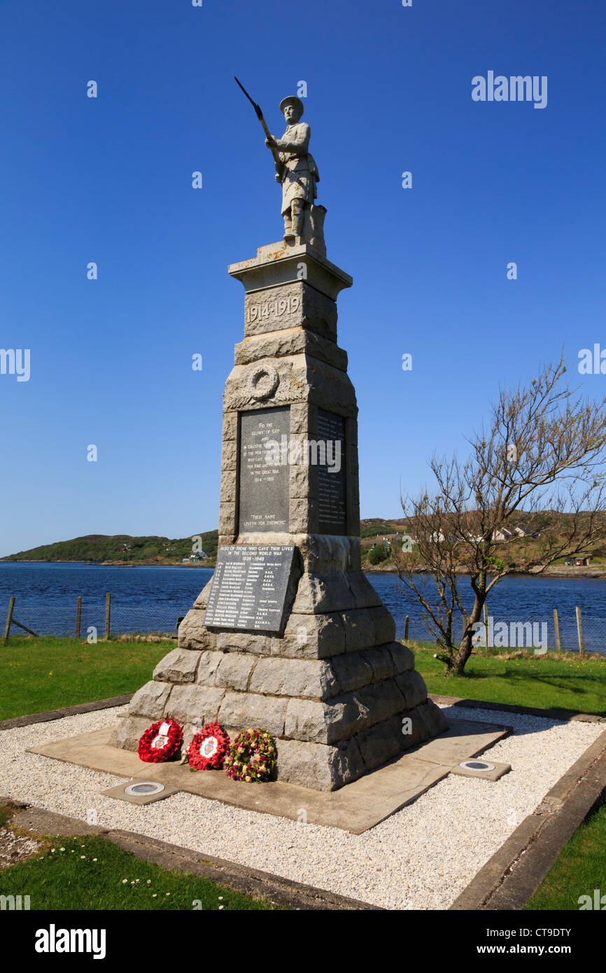 War Memorial sculpture sur le bord de l'eau dans le nord-ouest du village écossais de Lochinver, Assynt, Sutherland, Scotland, UK, Grande-Bretagne Banque D'Images