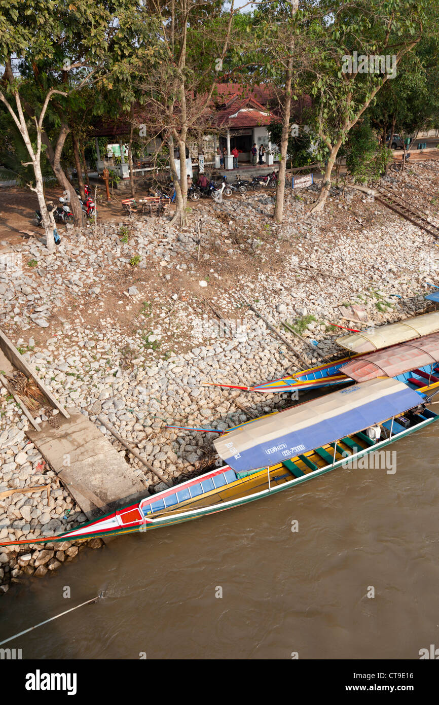 Longue queue bateaux amarrés sur une rive de la rivière Kok, à Chiang Rai (Thaïlande). Bateaux à longue queue sur la rivière Kok. Banque D'Images