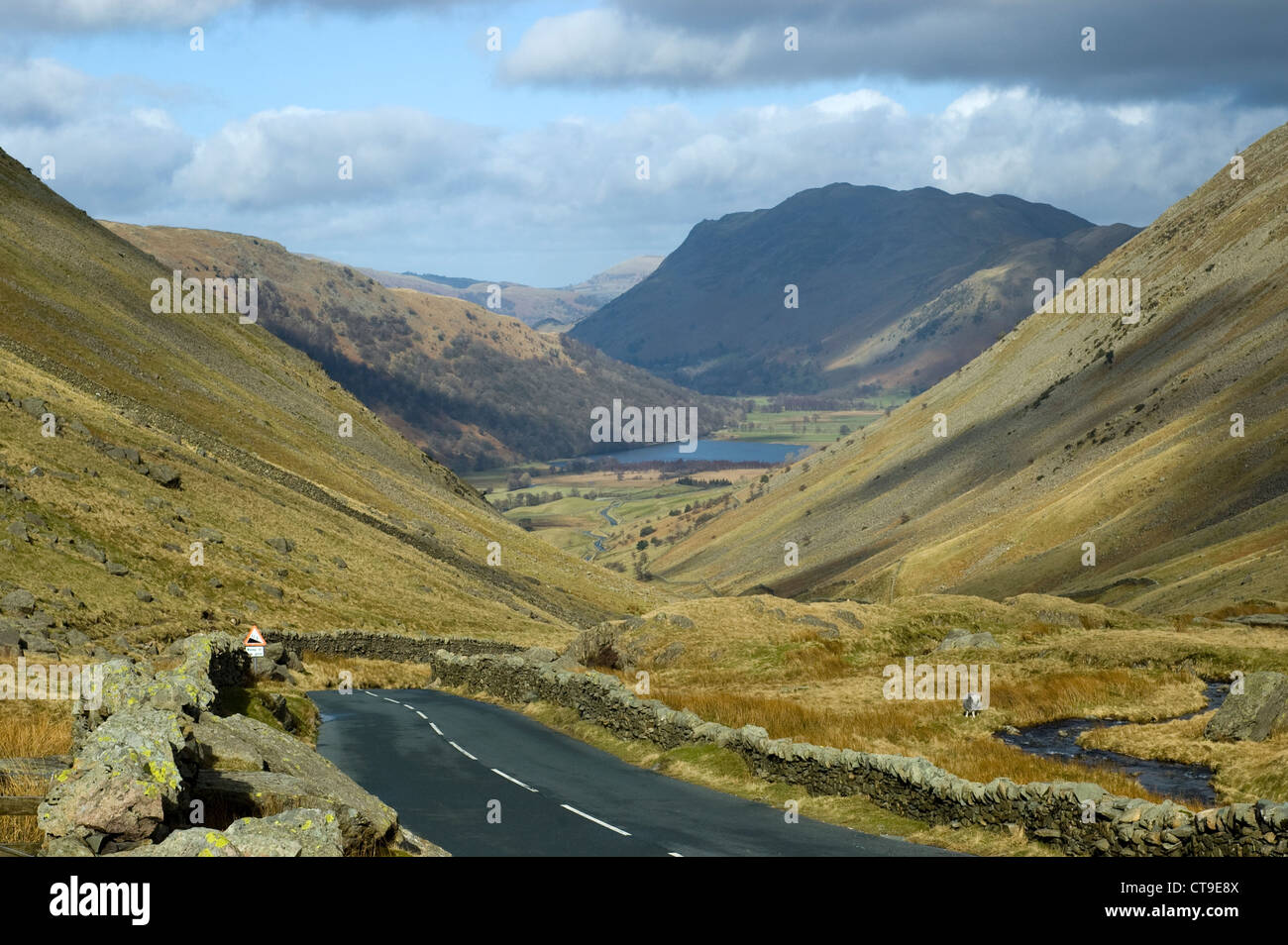 Lake District, Cumbria. Ullswater road de Troutbec. Bien briser à travers les nuages après la pluie. Feb 2012 Banque D'Images