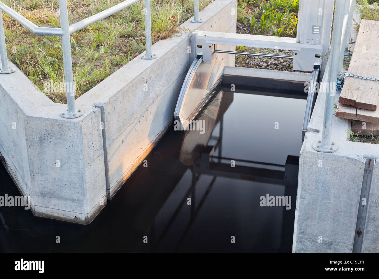 Contrôlé à distance porte de canal d'irrigation des terres agricoles dans le Colorado Banque D'Images