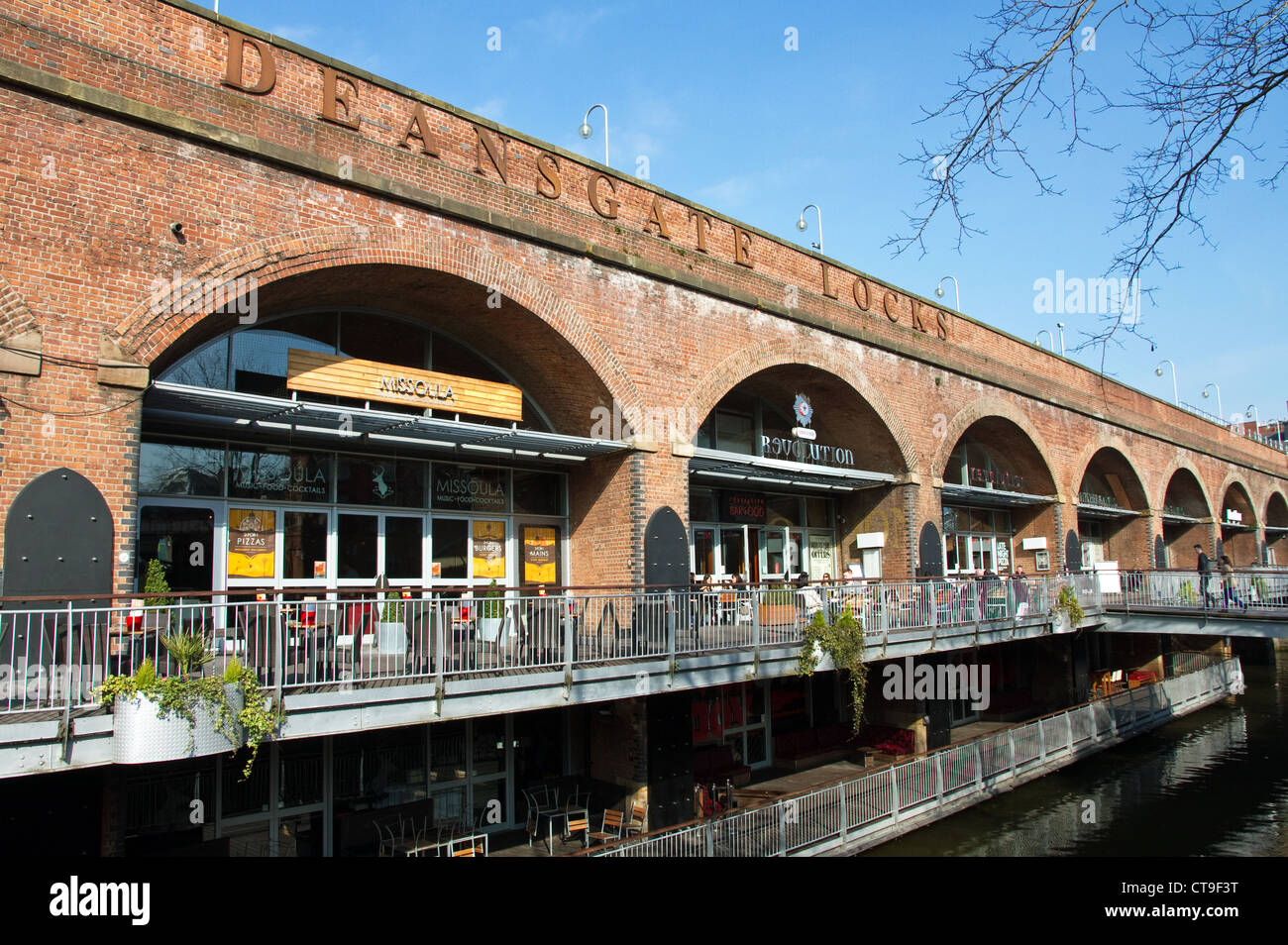 De Deansgate Locks, bars clubs sous les arches de fer  + - surplombant Rochdale Canal, Whitworth St. West, centre-ville, Manchester, UK Banque D'Images