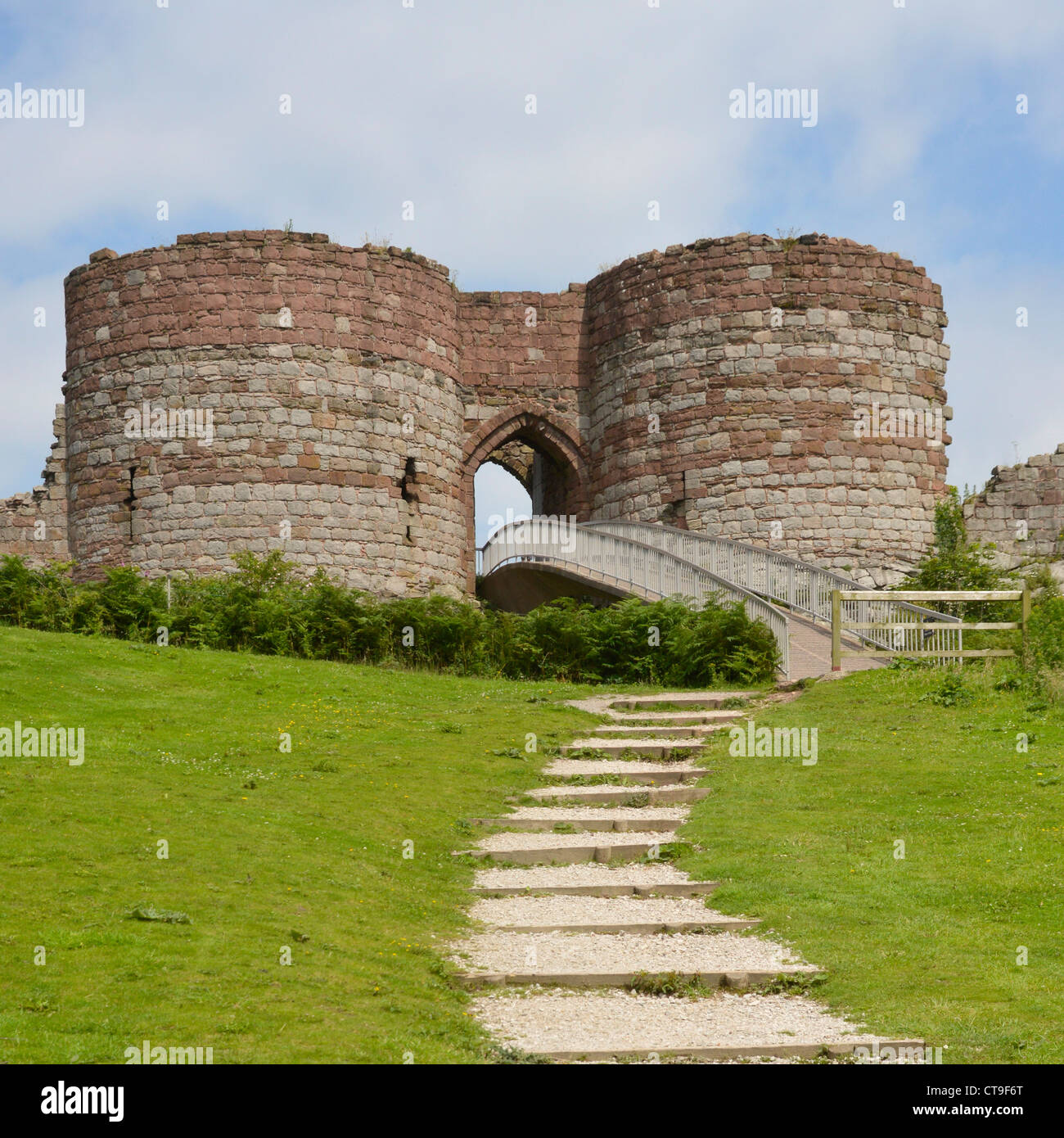 Ruines du château de Beeston gatehouse ward intérieur passerelle moderne profond fossé d'entrée voûtée au sommet de 500m de haut de rocher au-dessus de la Plaine du Cheshire Banque D'Images