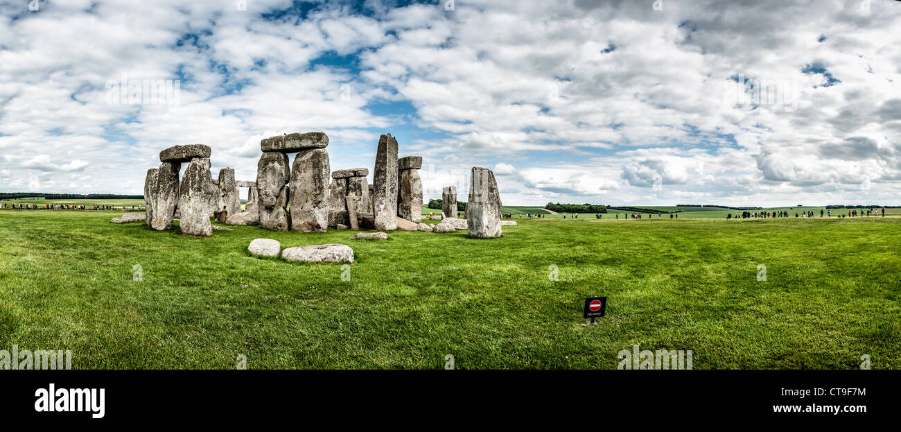 WILTSHIRE, Angleterre — Stonehenge, monument préhistorique de renommée mondiale, est haut dans la campagne anglaise. Composé d'un anneau de pierres debout massives, ce site emblématique a mystifié les universitaires et les visiteurs pendant des siècles, semant le débat sans fin sur ses origines, son but et ses méthodes de construction. Banque D'Images