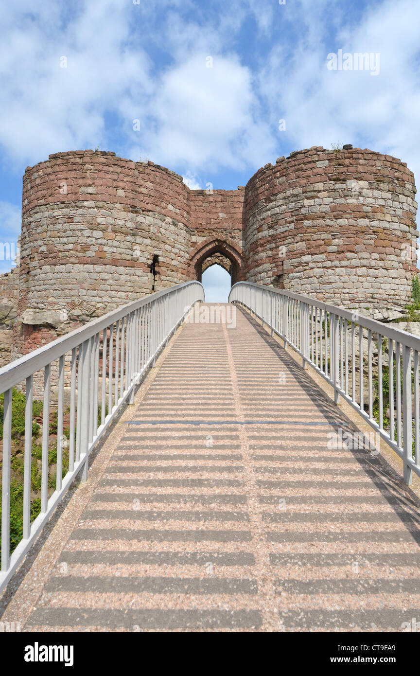 Le Château de Beeston passerelle moderne avec des balustrades de ruines de châtelet d'entrée à fossé profond sur sommet de 500m de haut de rocher au-dessus de la Plaine du Cheshire Banque D'Images