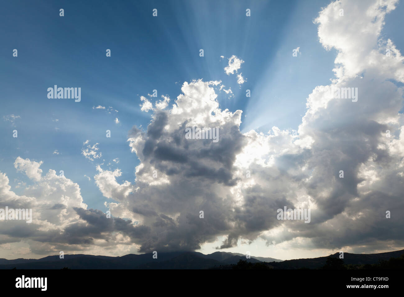 Avec l'humeur lumière soleil derrière les nuages Banque D'Images