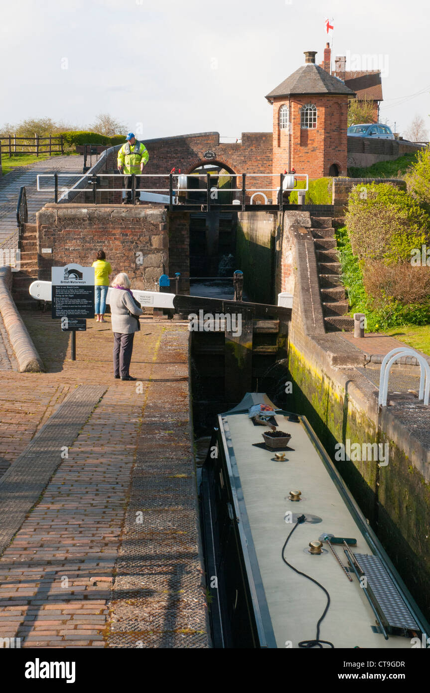 Bratch des serrures à Wombourne, personnel du Sud, au Royaume-Uni, sur le Canal de Worcestershire et Staffordshire Banque D'Images