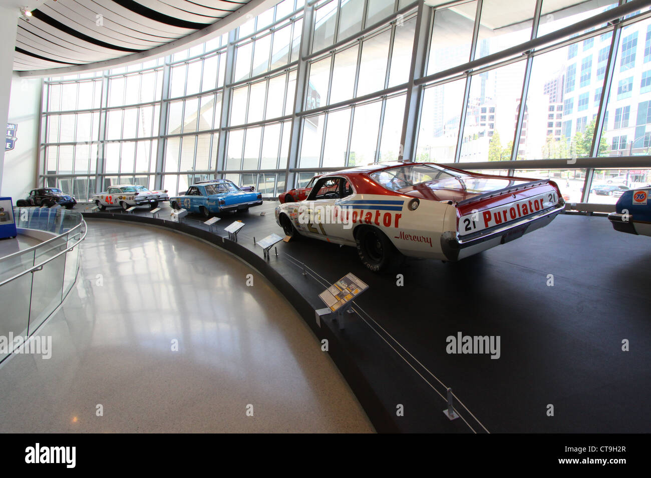 Les voitures sur l'affichage à la NASCAR hall of fame museum à Charlotte, North Carloina Banque D'Images