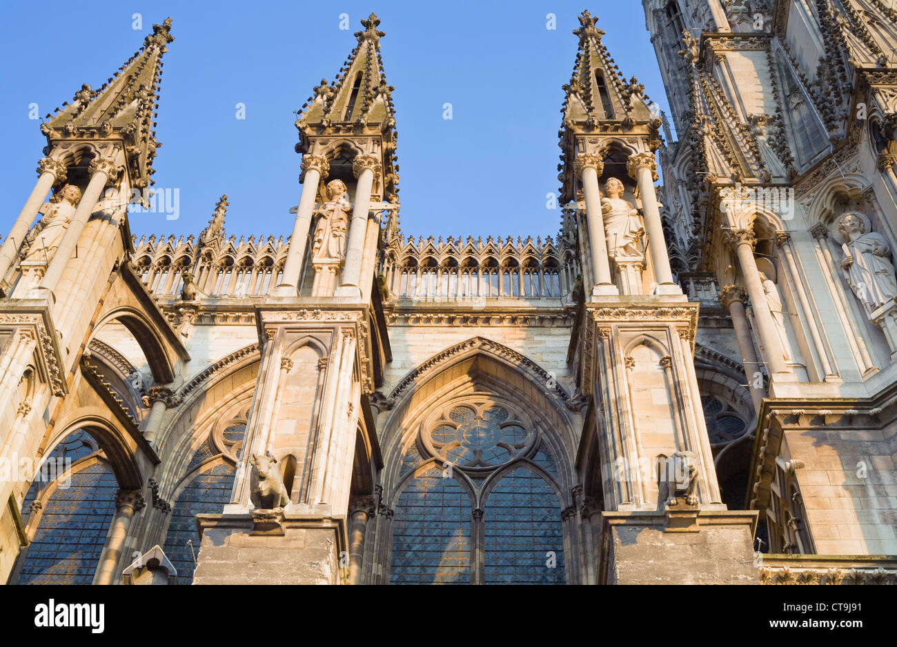 Fragment de façade catholique gothique Cathédrale Notre Dame de Reims, France Banque D'Images