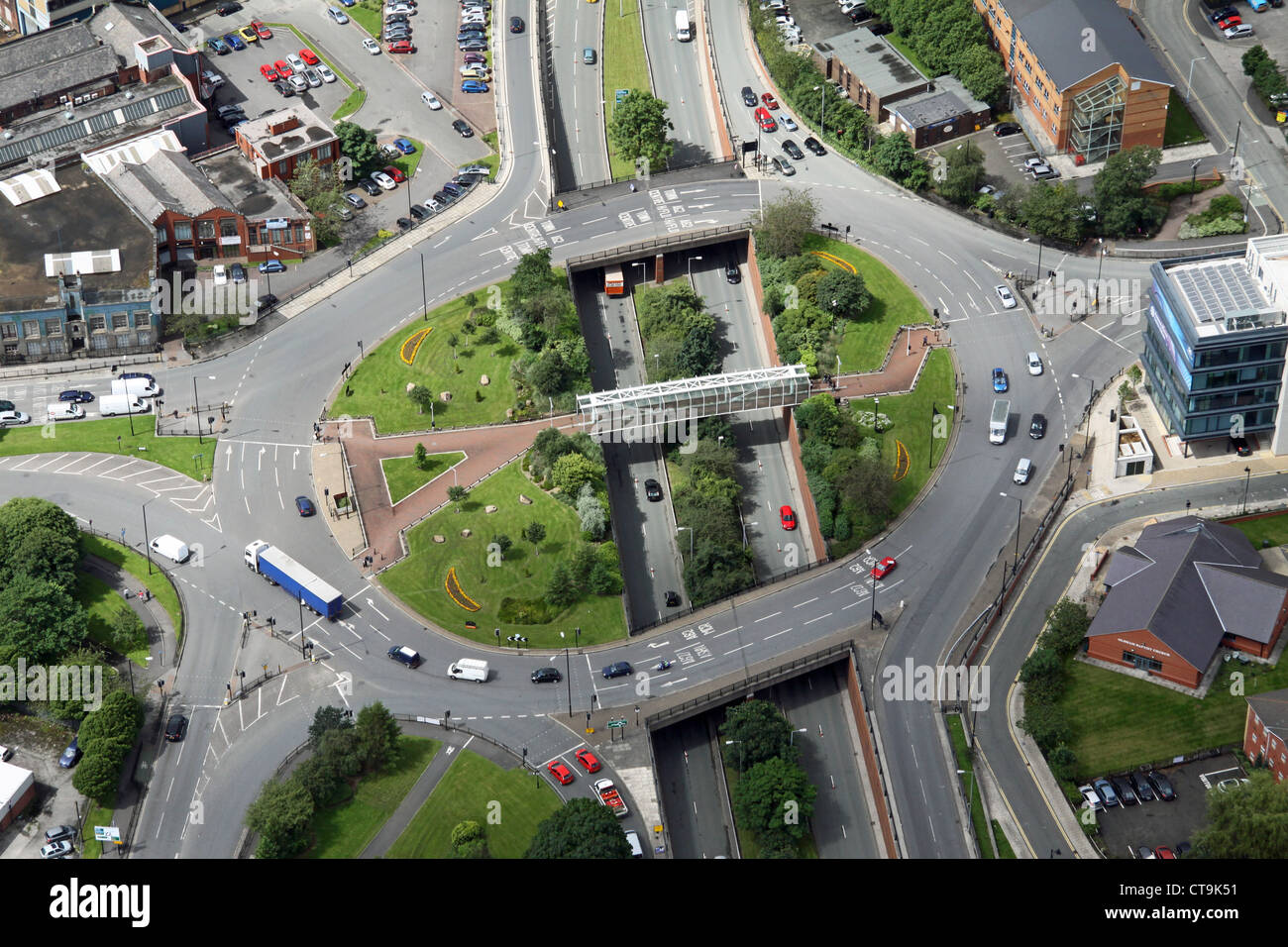 Vue aérienne d'un grand rond-point sur une route à deux voies, avec verdure et une passerelle Banque D'Images