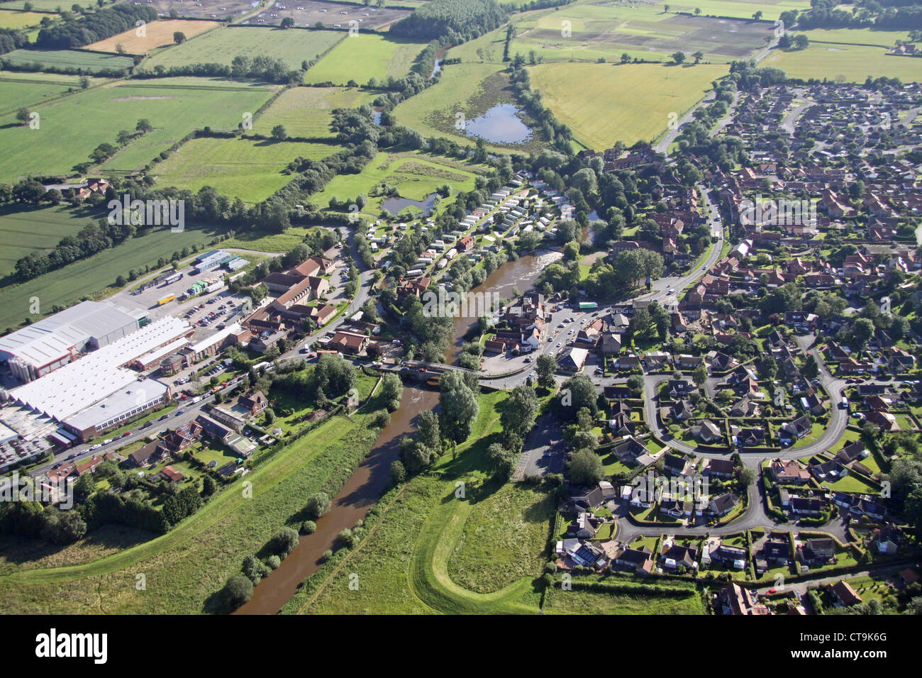 Vue aérienne du village de Stamford Bridge dans le Yorkshire de l'Est Banque D'Images