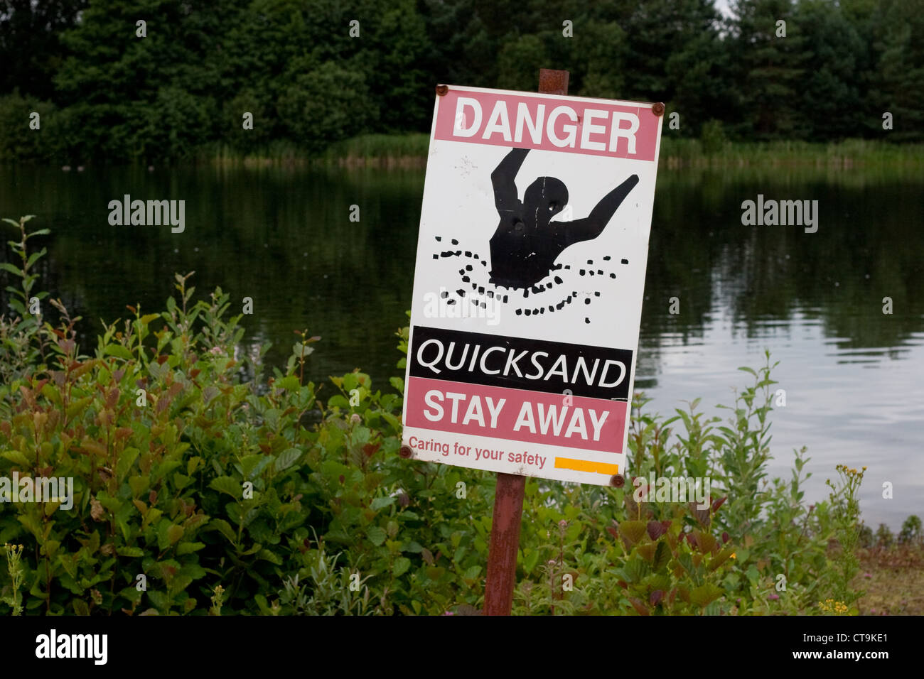 Signe danger de sable vif près du lac à Lynford, Norfolk Banque D'Images
