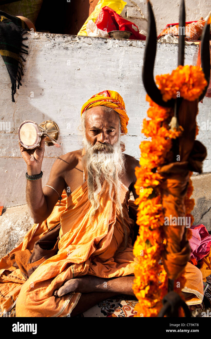 Hindu Sadhu moine prier devant son trident , Varanasi, Uttar Pradesh, Inde Banque D'Images