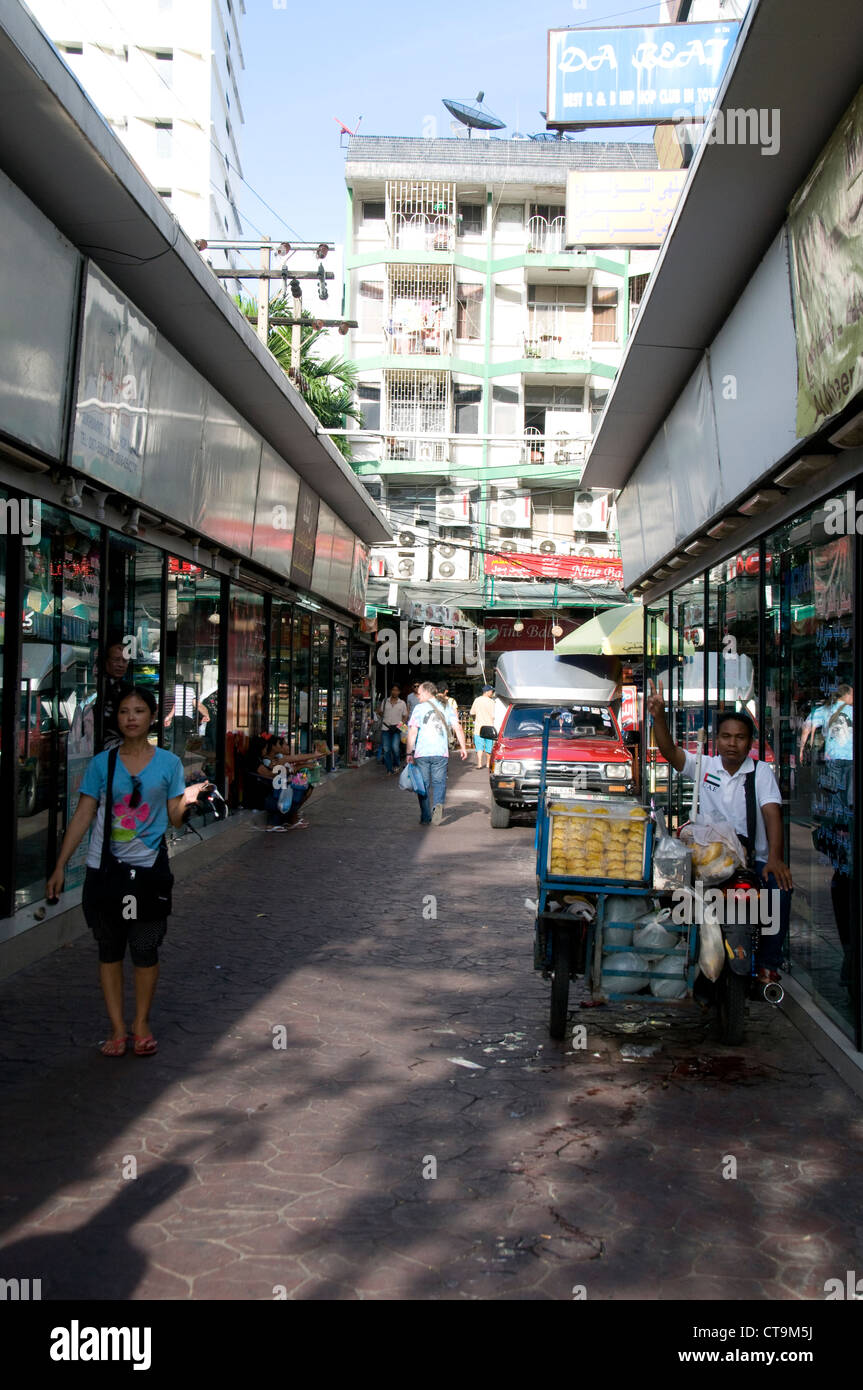 Une rue latérale, Thanon Sukhumvit, Khlong Tan Nuea, Vadhana à Bangkok, Thaïlande avec câbles surplombant Banque D'Images