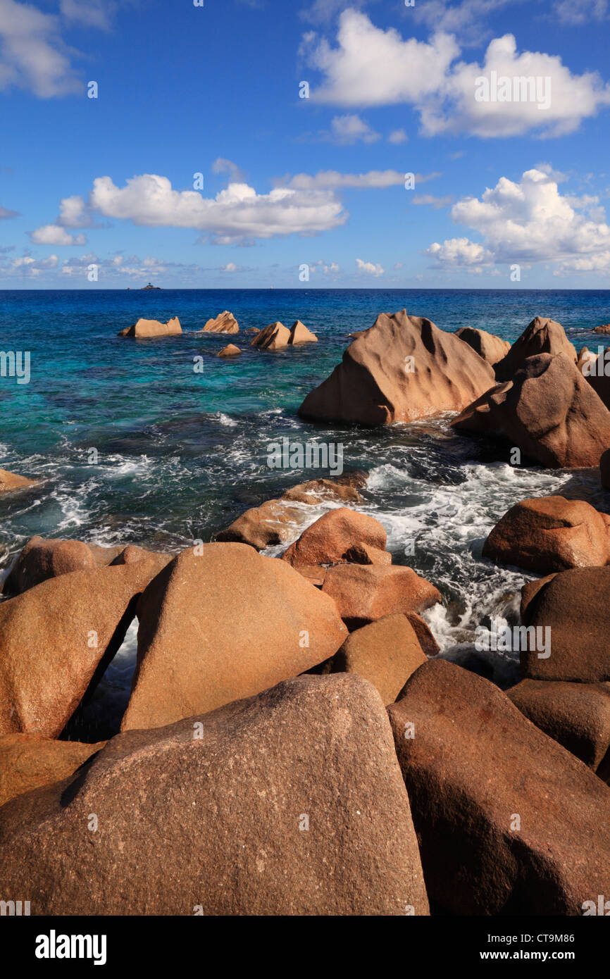 Beauté tropicale de la Baie Ste Anne, vu de l'extrémité nord de la Digue aux Seychelles Banque D'Images