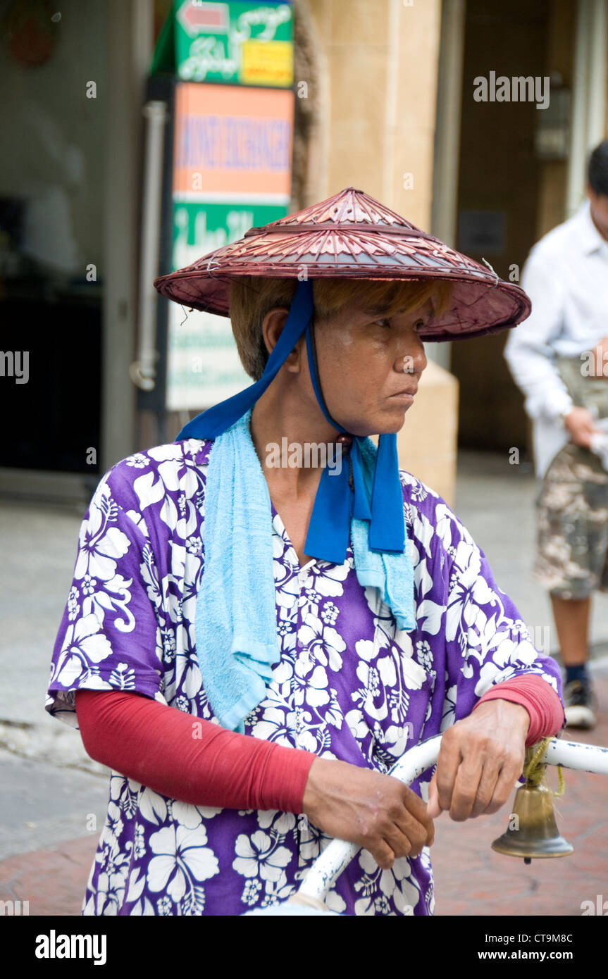 Une femme thaïlandaise portant son chapeau traditionnel à Bangkok,  Thaïlande Photo Stock - Alamy