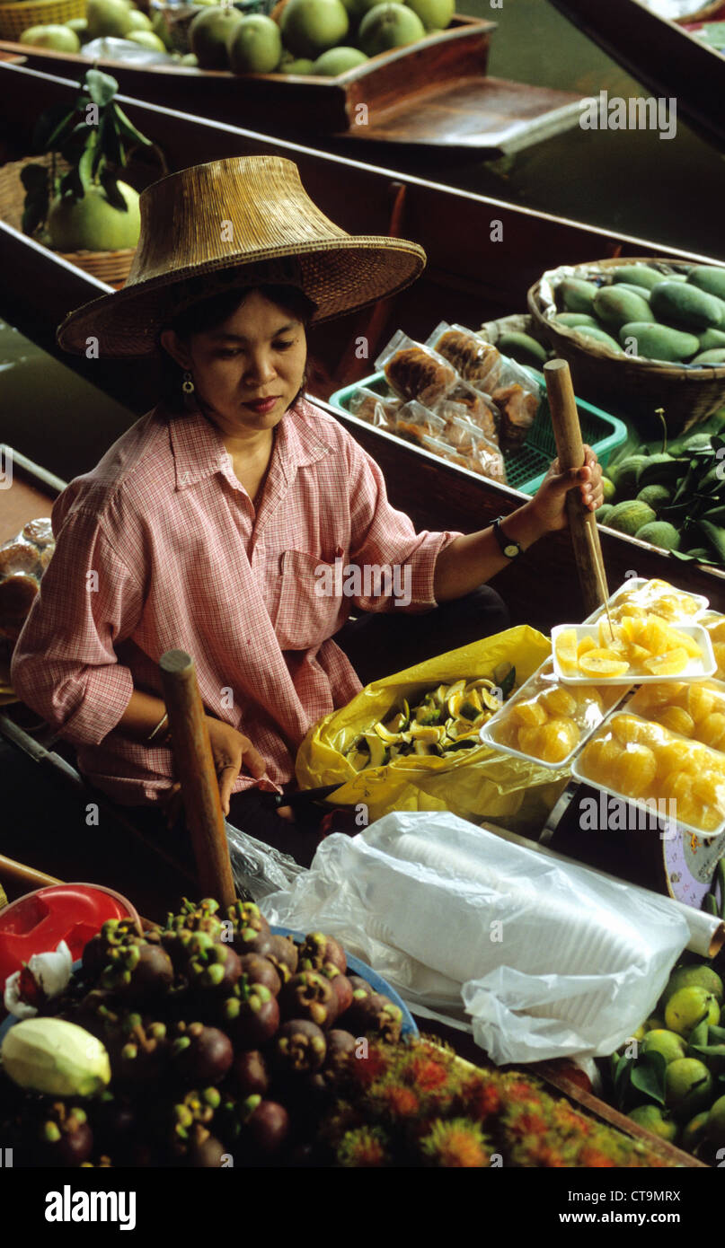 La Thaïlande, vendeuse dans un bateau entouré par les fruits Banque D'Images