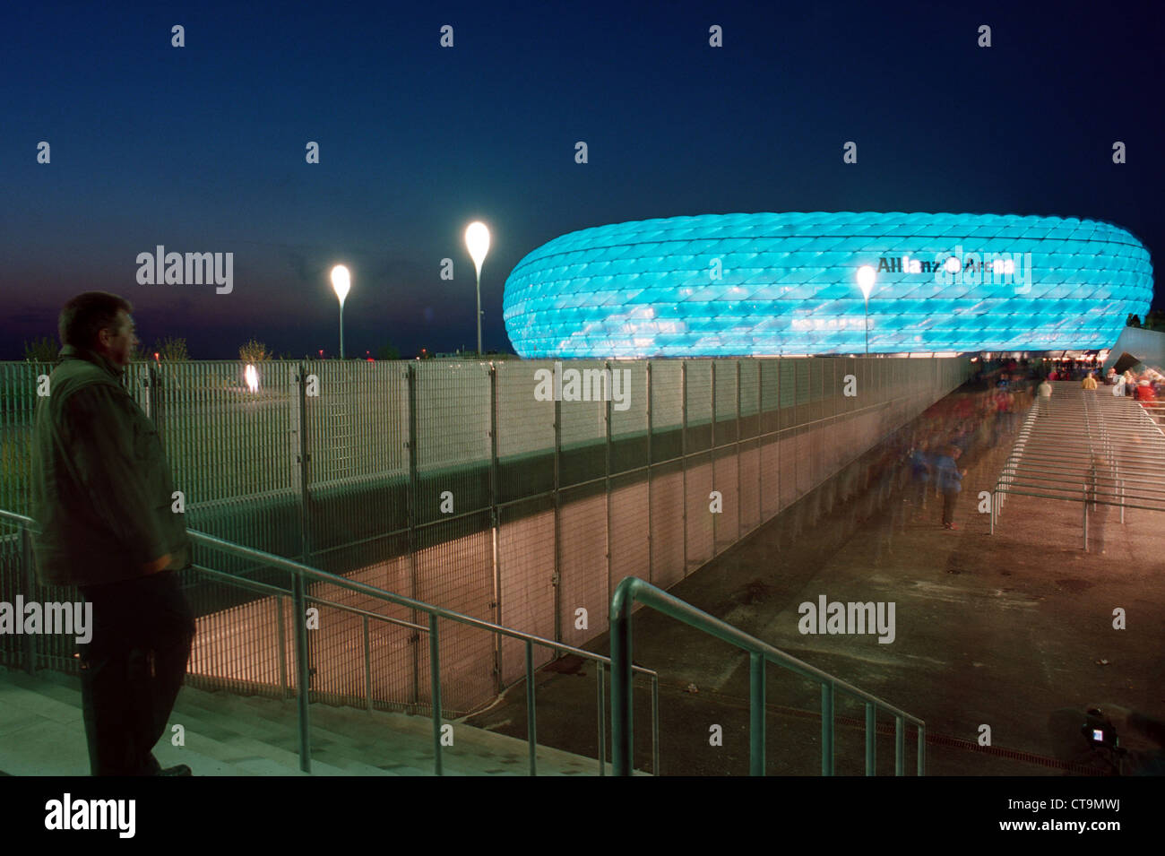 A L Allianz Arena A Eclairage Bleu Nuit Photo Stock Alamy