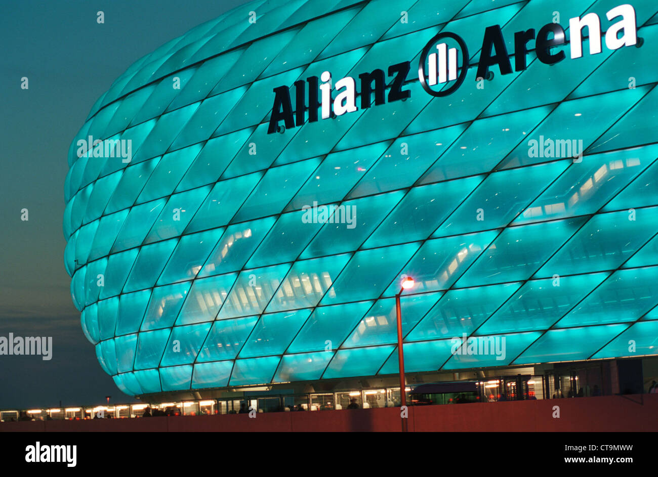 Allianz Arena Lumineux Turquoise La Nuit Photo Stock Alamy