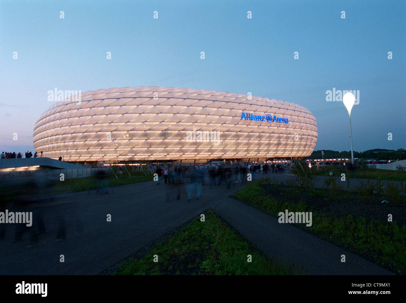 Allianz Arena Lumineux Blanc La Nuit Photo Stock Alamy