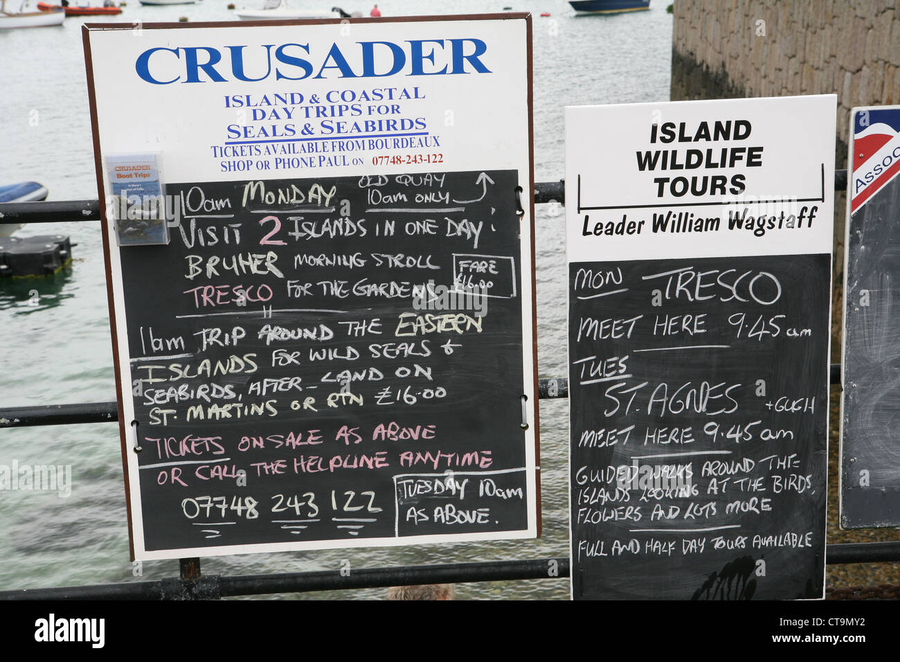 Voyage en bateau panneaux publicitaires publicité conseils sur le quai à Hugh Town Harbour St Mary's Îles Scilly Isles of Scilly Cornwall Angleterre Banque D'Images