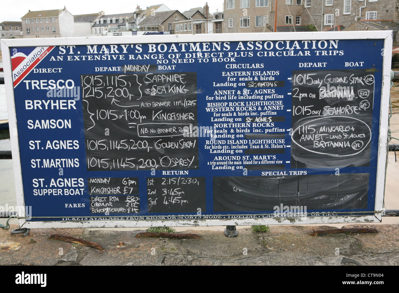 Voyage en bateau panneaux publicitaires publicité conseils sur le quai à Hugh Town Harbour St Mary's Îles Scilly Isles of Scilly Cornwall Angleterre Banque D'Images