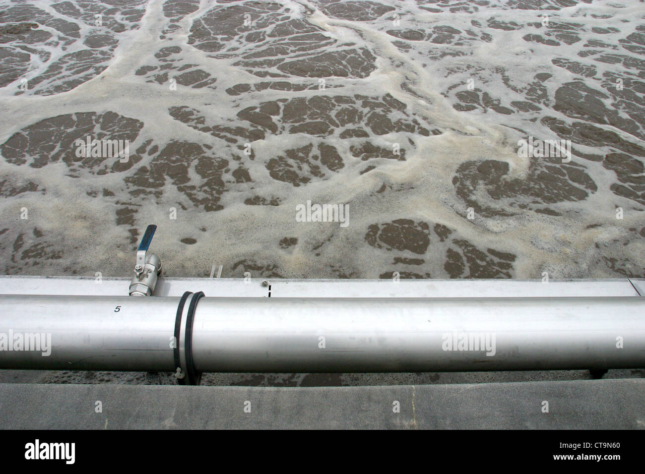 Usine de traitement des eaux usées, traitement biologique dans le bassin d' aération Photo Stock - Alamy