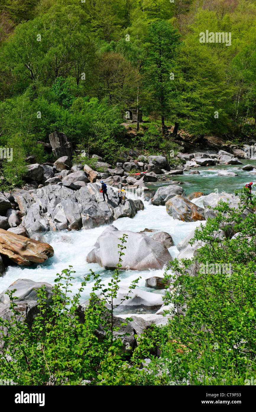 Clair comme de l'eau Canoë Canoë blanc,vert,naturel,les vallées de l'environnement, la vallée de la rivière Verzasca Tessin,Alpes,Suisse, Banque D'Images