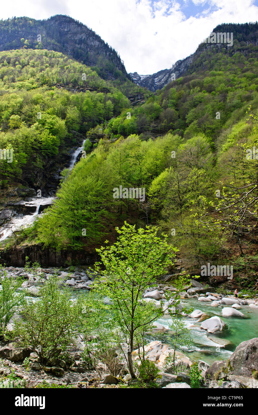 Clair comme de l'eau Canoë Canoë blanc,vert,naturel,les vallées de l'environnement, la vallée de la rivière Verzasca Tessin,Alpes,Suisse, Banque D'Images