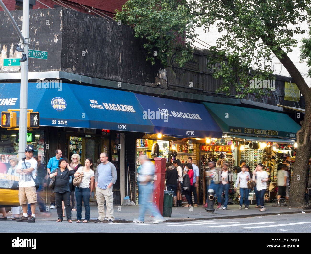 Scène de rue, St Mark's Place, NYC Banque D'Images