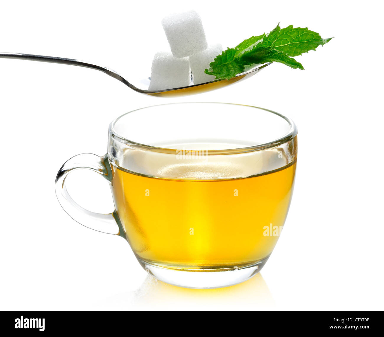 Tasse en verre de thé vert avec du sucre et de la Menthe Banque D'Images