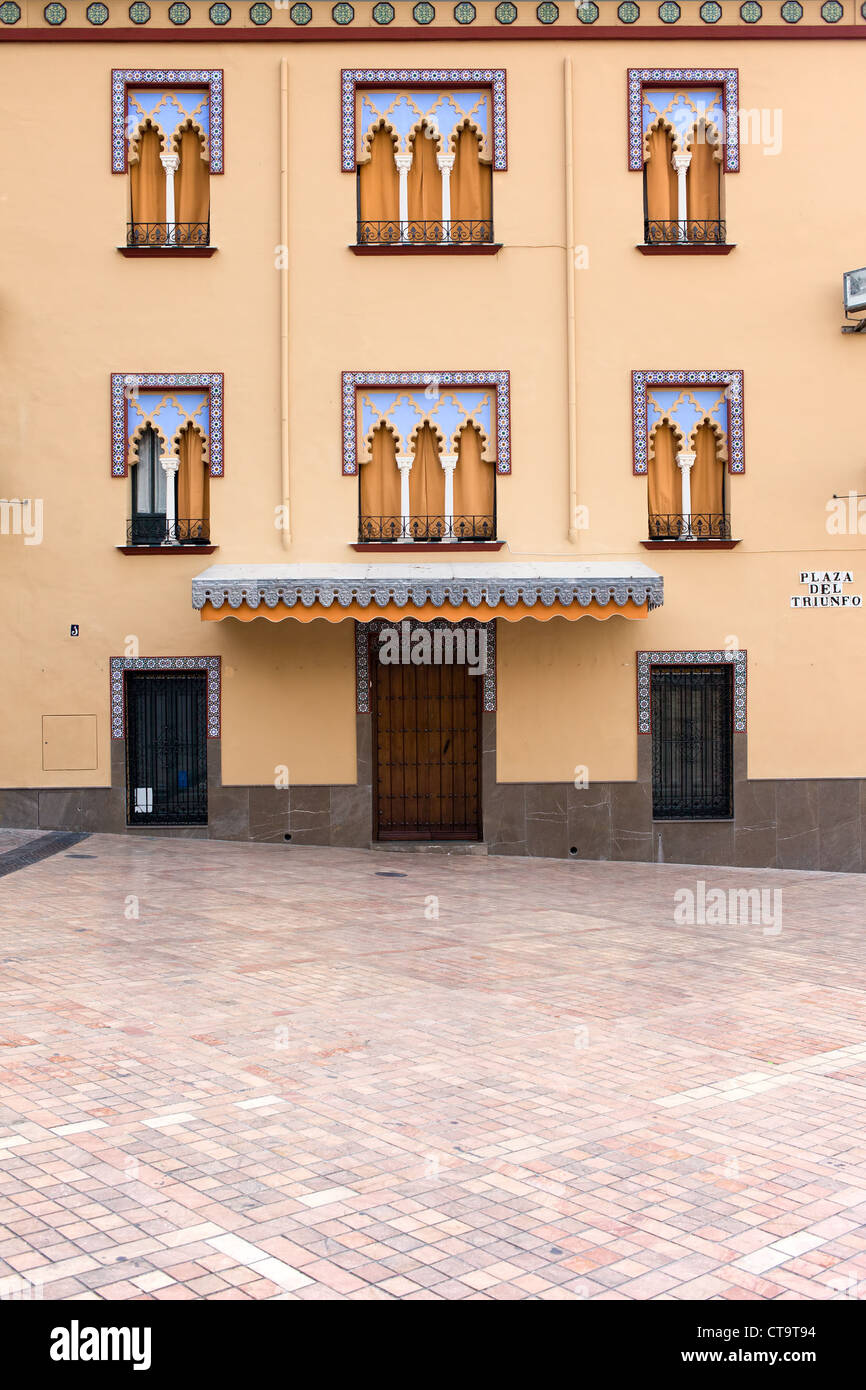 Façade ornée d'une maison traditionnelle sur la Plaza del Triunfo à Cordoue, Andalousie, espagne. Banque D'Images