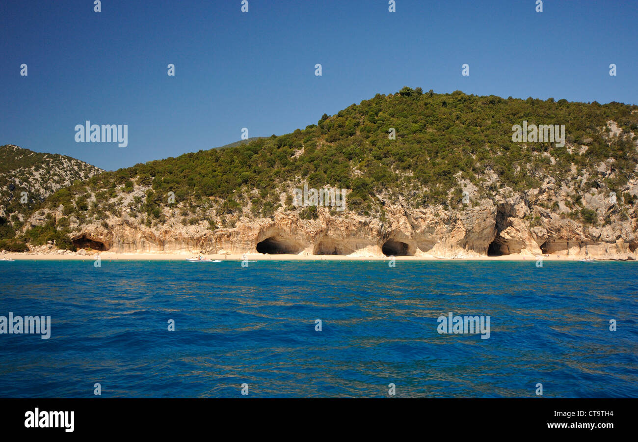 Grottes de la plage de Cala Luna, Cala Gonone, Dorgali, Sardaigne, Italie, Europe Banque D'Images