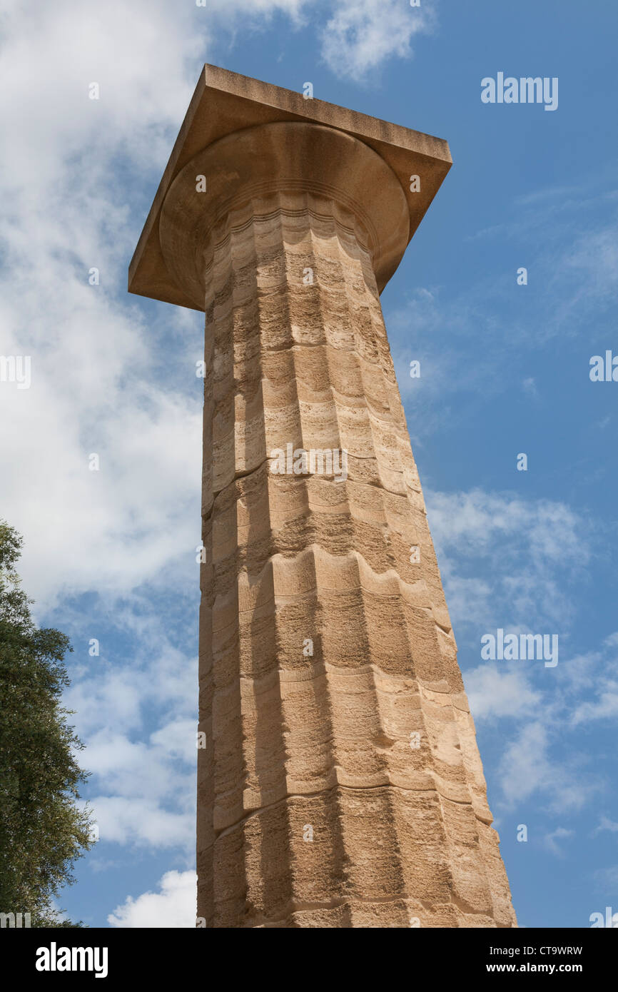 Une ancienne colonne dans le Temple de Zeus, à Olympie, Grèce Banque D'Images