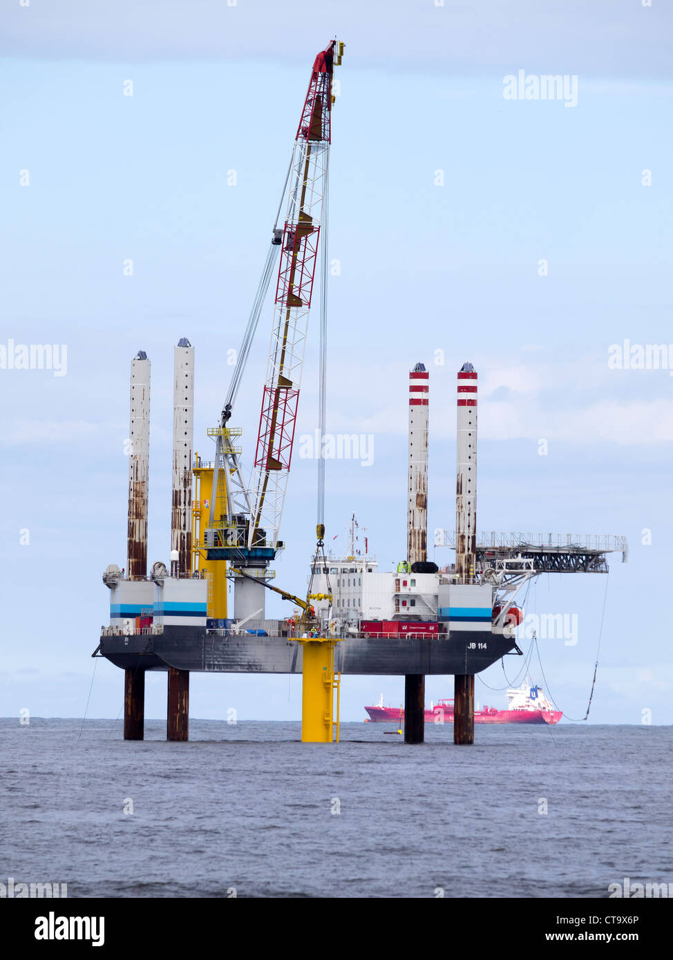 Navire à l'aide d'un cric de levage lourd JB114 l'installation de pièces de transition sous-structure à Redcar Wind Farm Juillet 2012 Banque D'Images