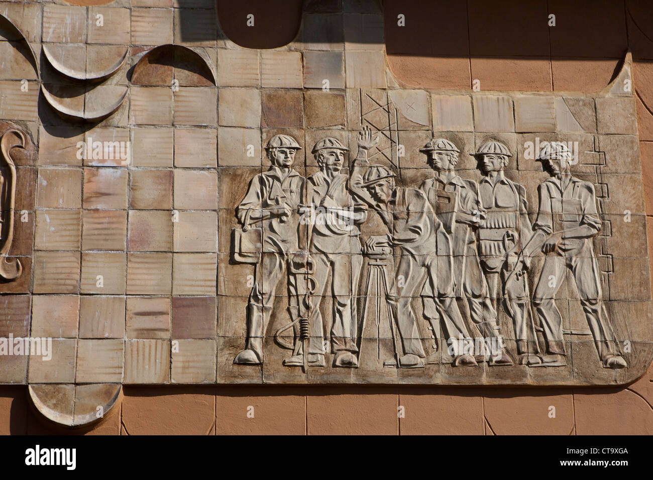 Des statues de travailleurs soviétiques, Sighişoara, Transylvanie Carpatique, la Târnava Mare dans la rivière Mureş, Roumanie, Europe de l'Est, de l'UNION EUROPÉENNE Banque D'Images