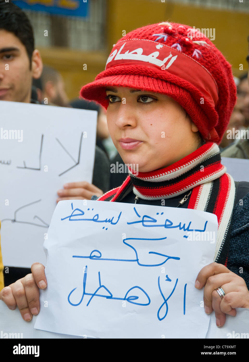 Pro-Revolutionary mars au Caire avec woman holding affiche disant : 'bas, à bas le régime du Moron' Banque D'Images
