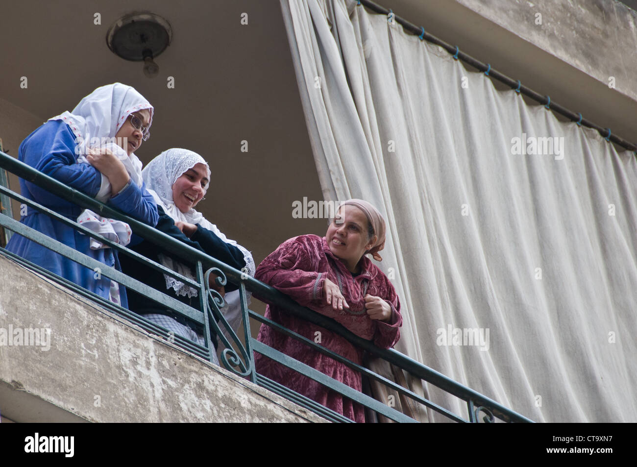 Les femmes égyptiennes à la recherche du balcon lors de manifestations Le Caire Égypte Janvier 2012 Banque D'Images