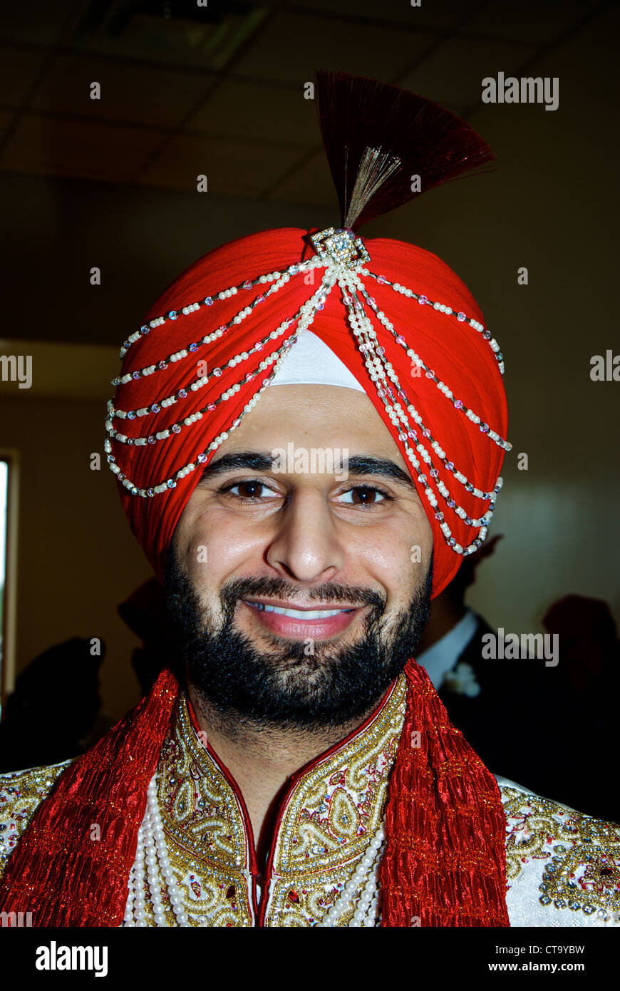 Mariage indien traditionnel est marié turban rouge cérémonie spéciale tenue  tête décorations perlées robes blanches foulard perles Photo Stock - Alamy