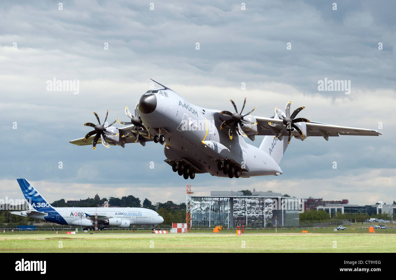 Airbus A400M, avion de transport militaire tactique décollant à Farnborough Airshow 2012 Banque D'Images