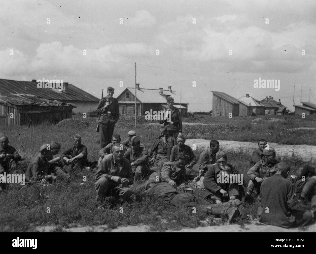Prisonniers de guerre russes sous bonne garde par des soldats allemands