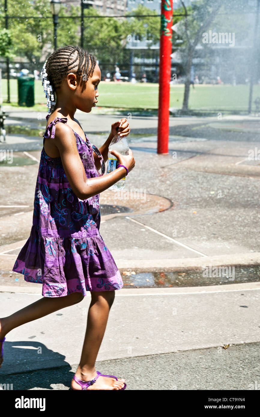 Belle Enfant Noir Avec Rang De Mais Perle Cheveux Profil Comme Une Sculpture Africaine Joue Dans De L Eau Caracteristique De Dewitt Clinton Park Photo Stock Alamy Belle Enfant Noir Avec Rang De Mais Perle Cheveux Profil Comme Une Sculpture Africaine Joue Dans De L Eau Caracteristique De Dewitt Clinton Park Photo Stock Alamy